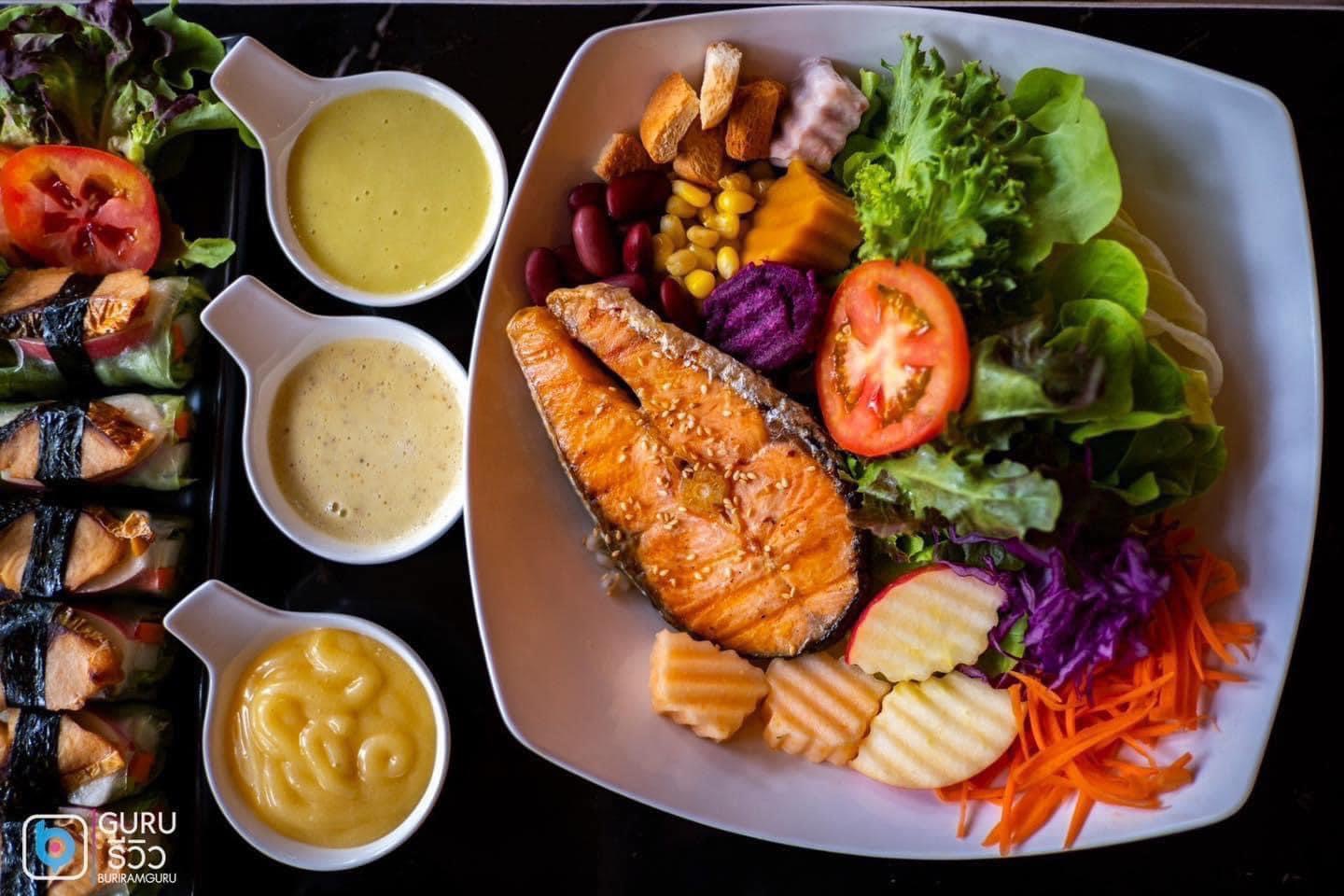 สลัดผักรวมธัญพืชปลาแซลมอนย่าง